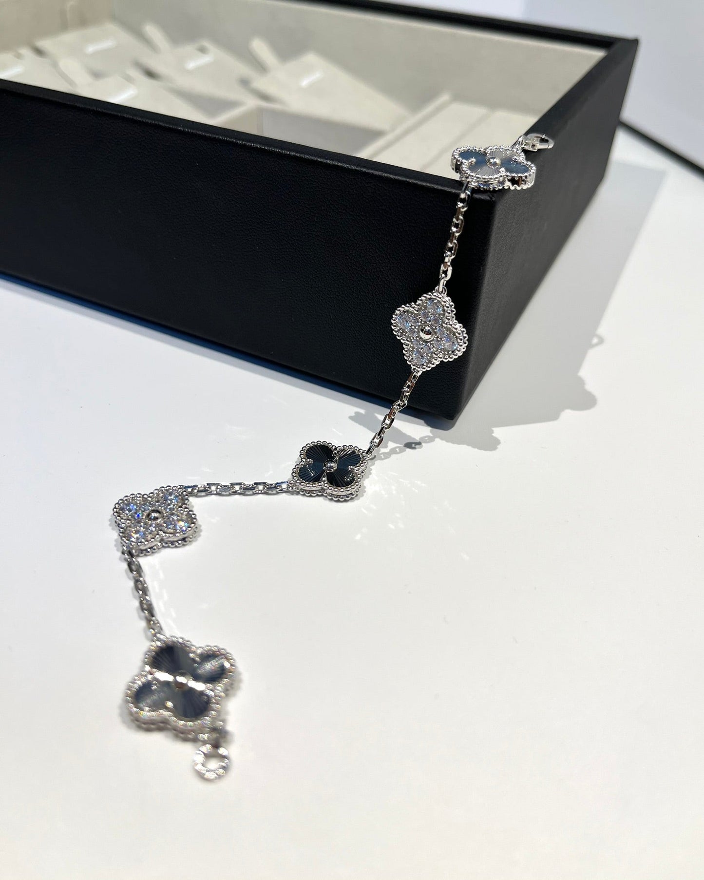 [Regal Gem] CLOVER 5 MOTIF LASER BRACELET COLLECTION