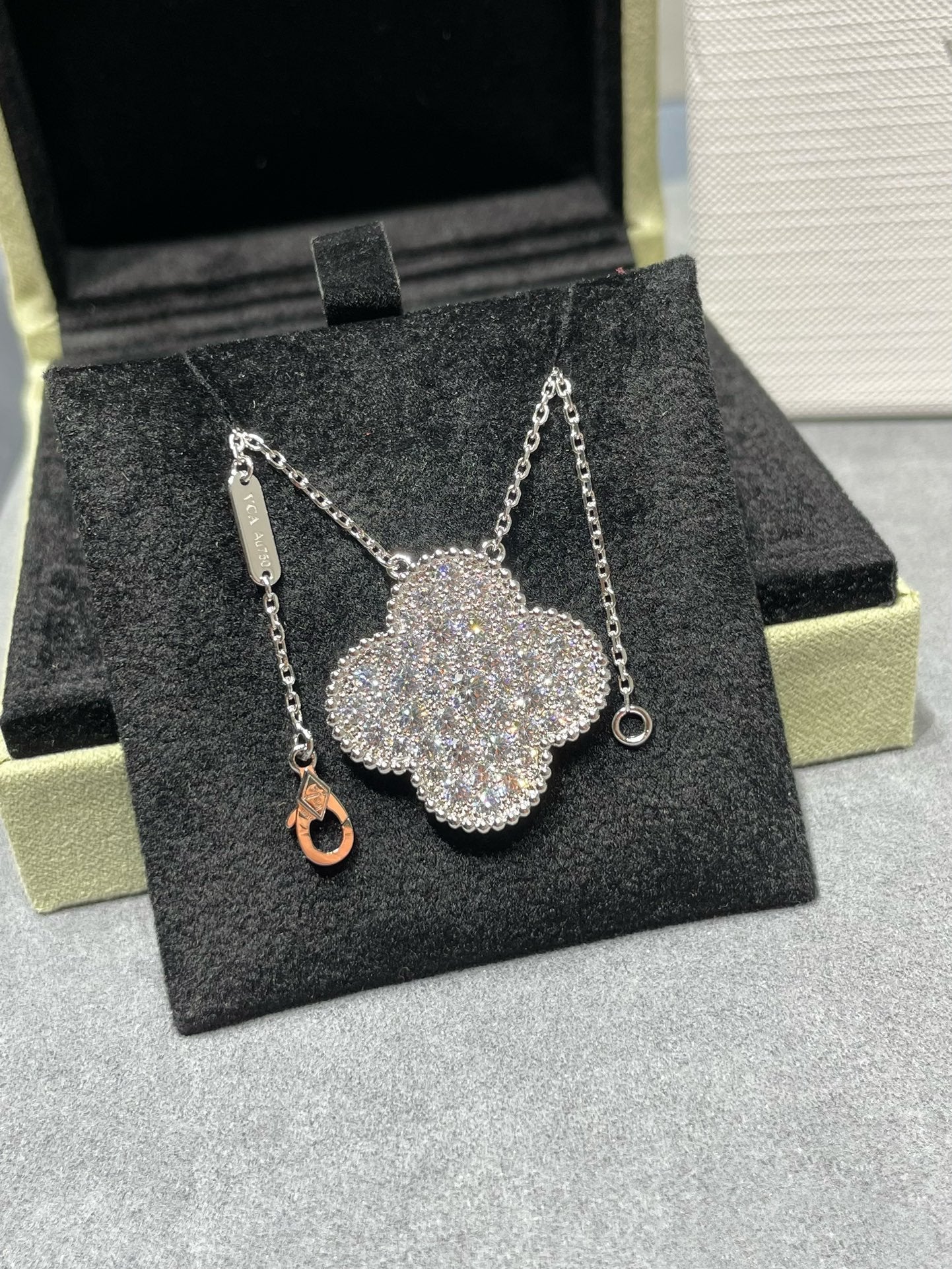 [Regal Gem]CLOVER 25MM LARGE PENDANT DIAMOND PAVED SILVER NECKLACE