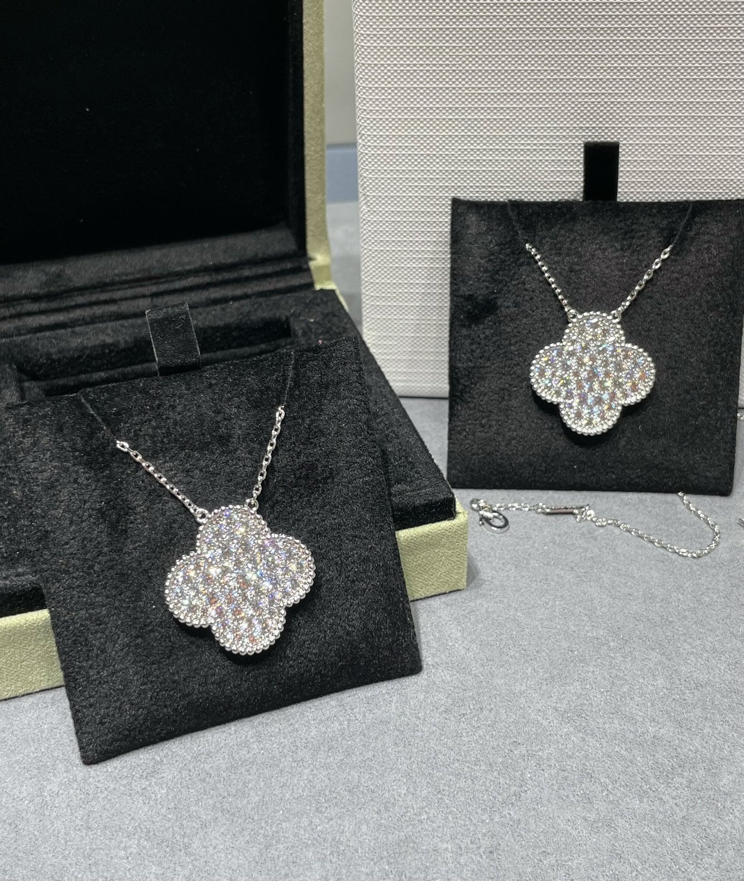 [Regal Gem]CLOVER 25MM LARGE PENDANT DIAMOND PAVED SILVER NECKLACE