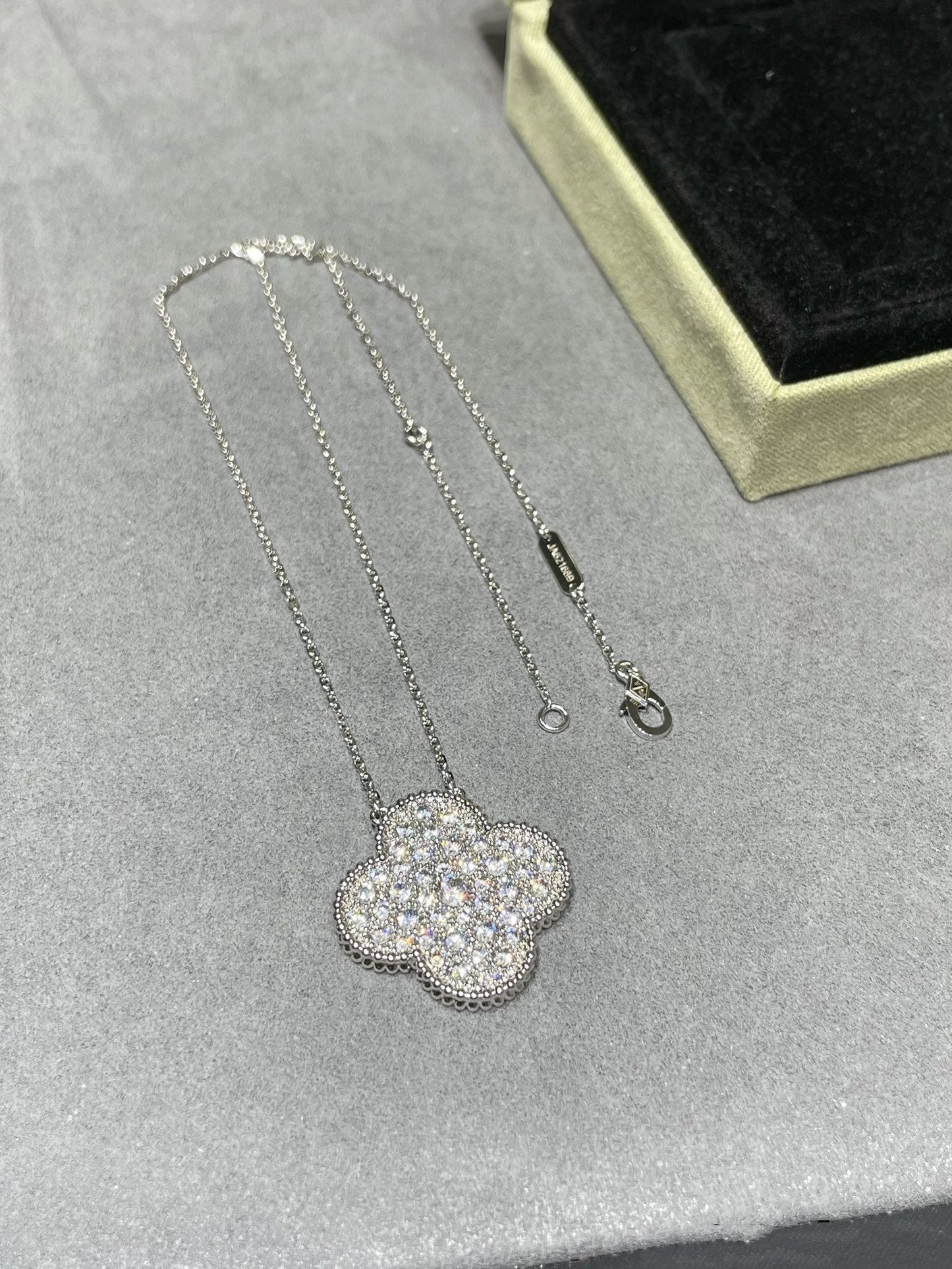 [Regal Gem]CLOVER 25MM LARGE PENDANT DIAMOND PAVED SILVER NECKLACE