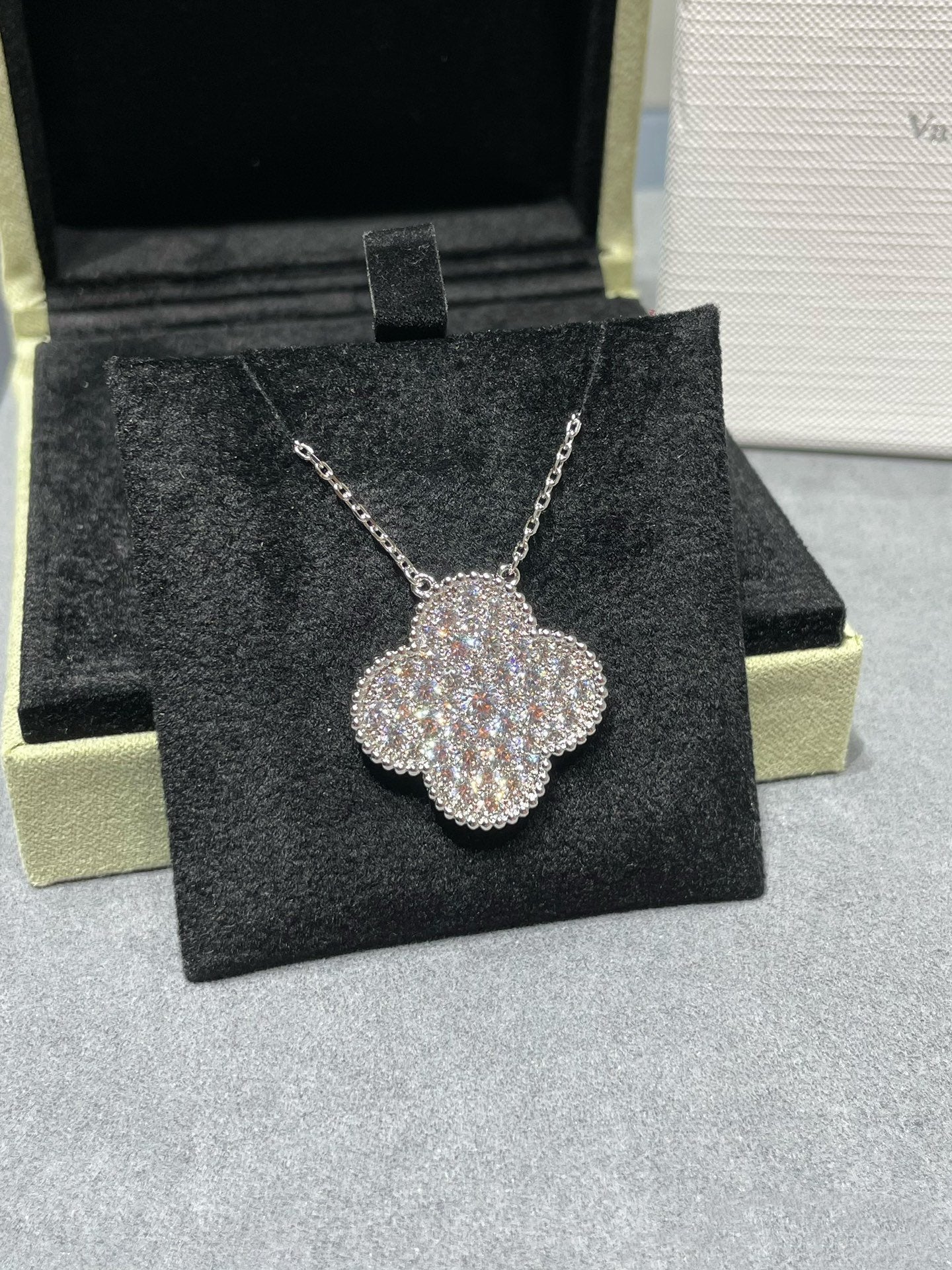 [Regal Gem]CLOVER 25MM LARGE PENDANT DIAMOND PAVED SILVER NECKLACE