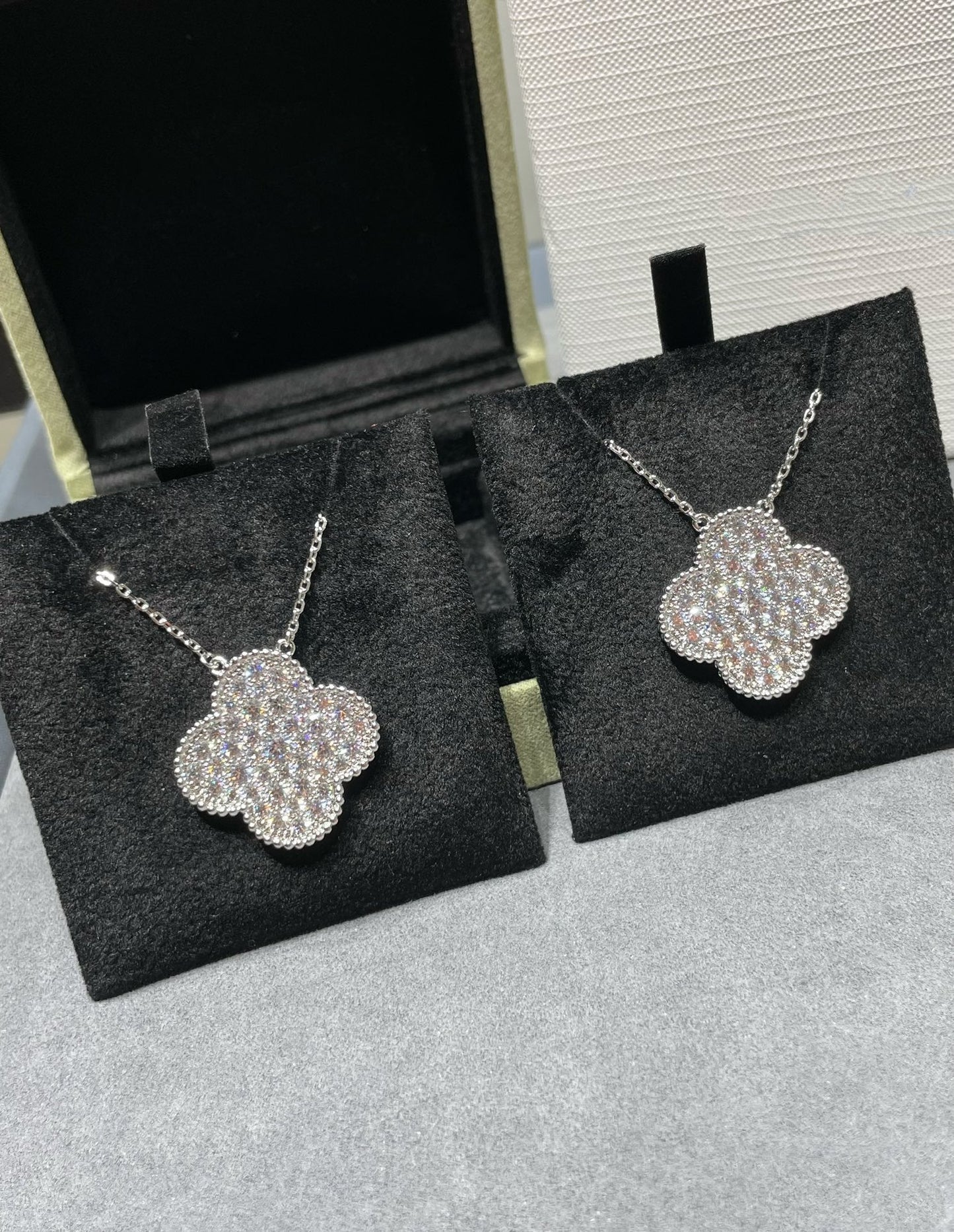 [Regal Gem]CLOVER 25MM LARGE PENDANT DIAMOND PAVED SILVER NECKLACE