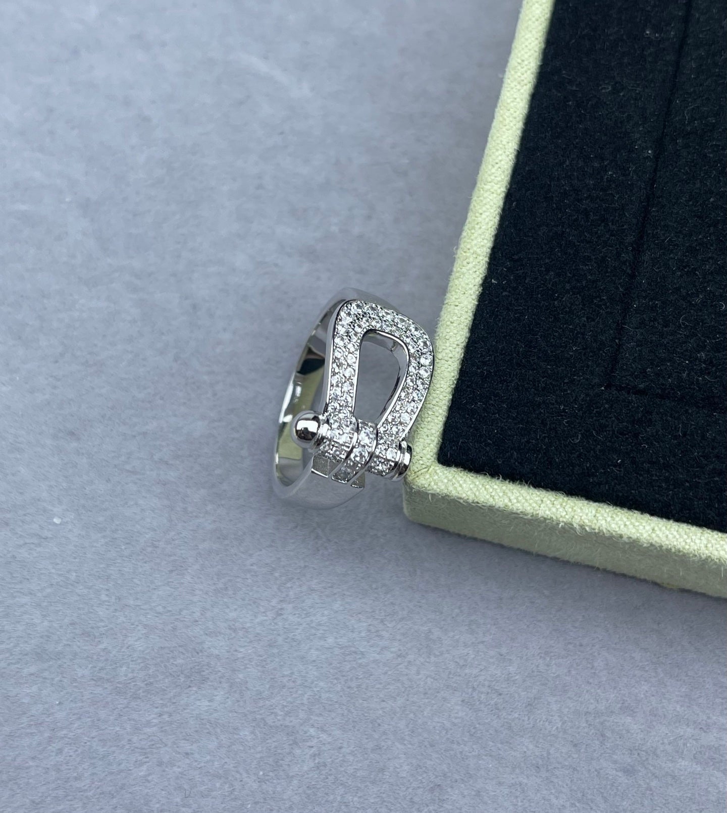 [Regal Gem]Wide Hoof-Shaped Diamond-Studded Ring
