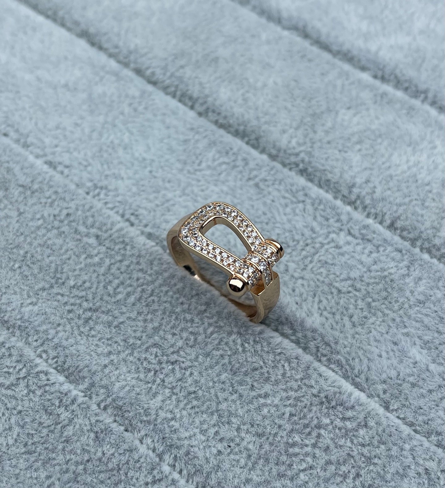 [Regal Gem]Wide Hoof-Shaped Diamond-Studded Ring
