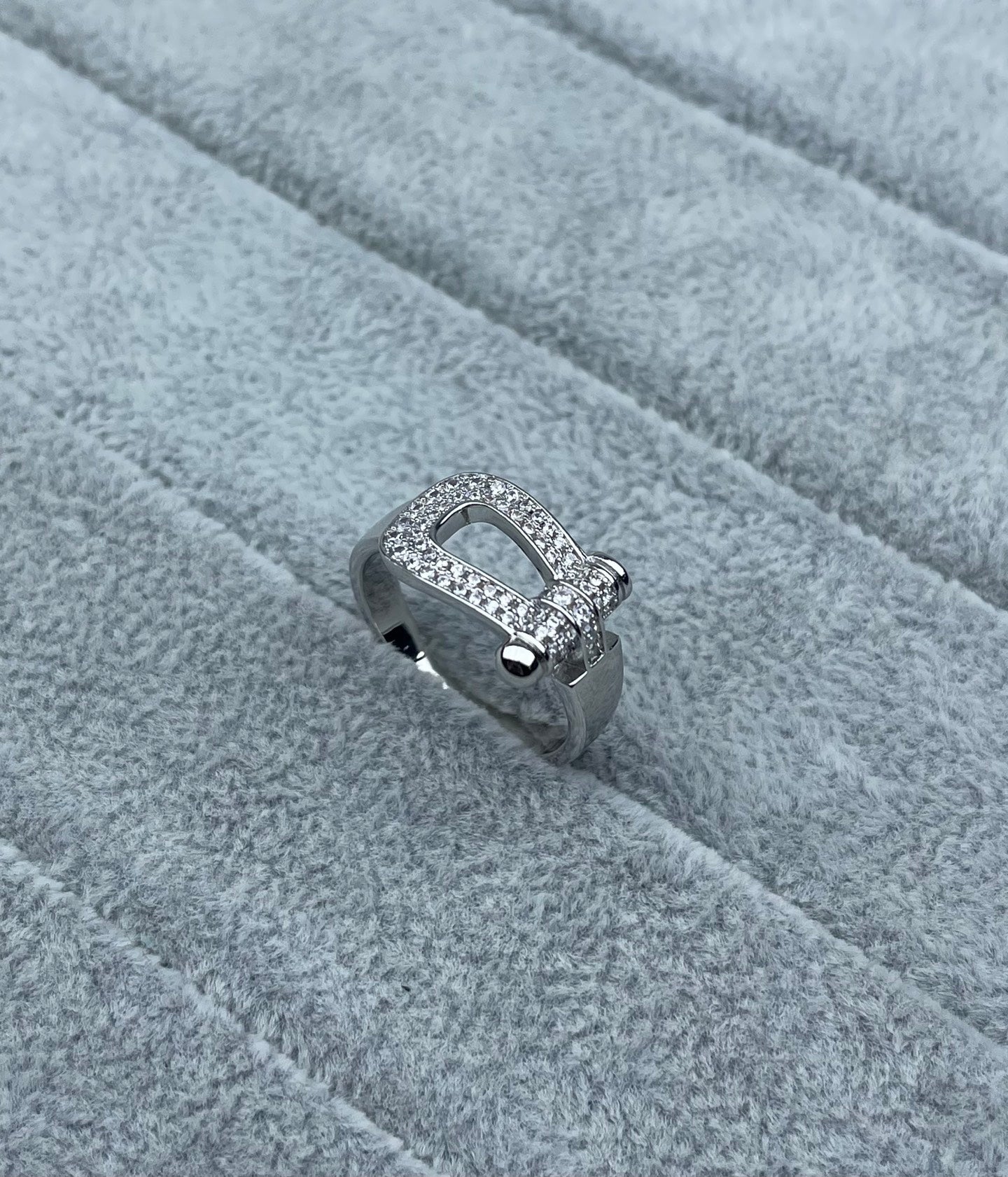 [Regal Gem]Wide Hoof-Shaped Diamond-Studded Ring