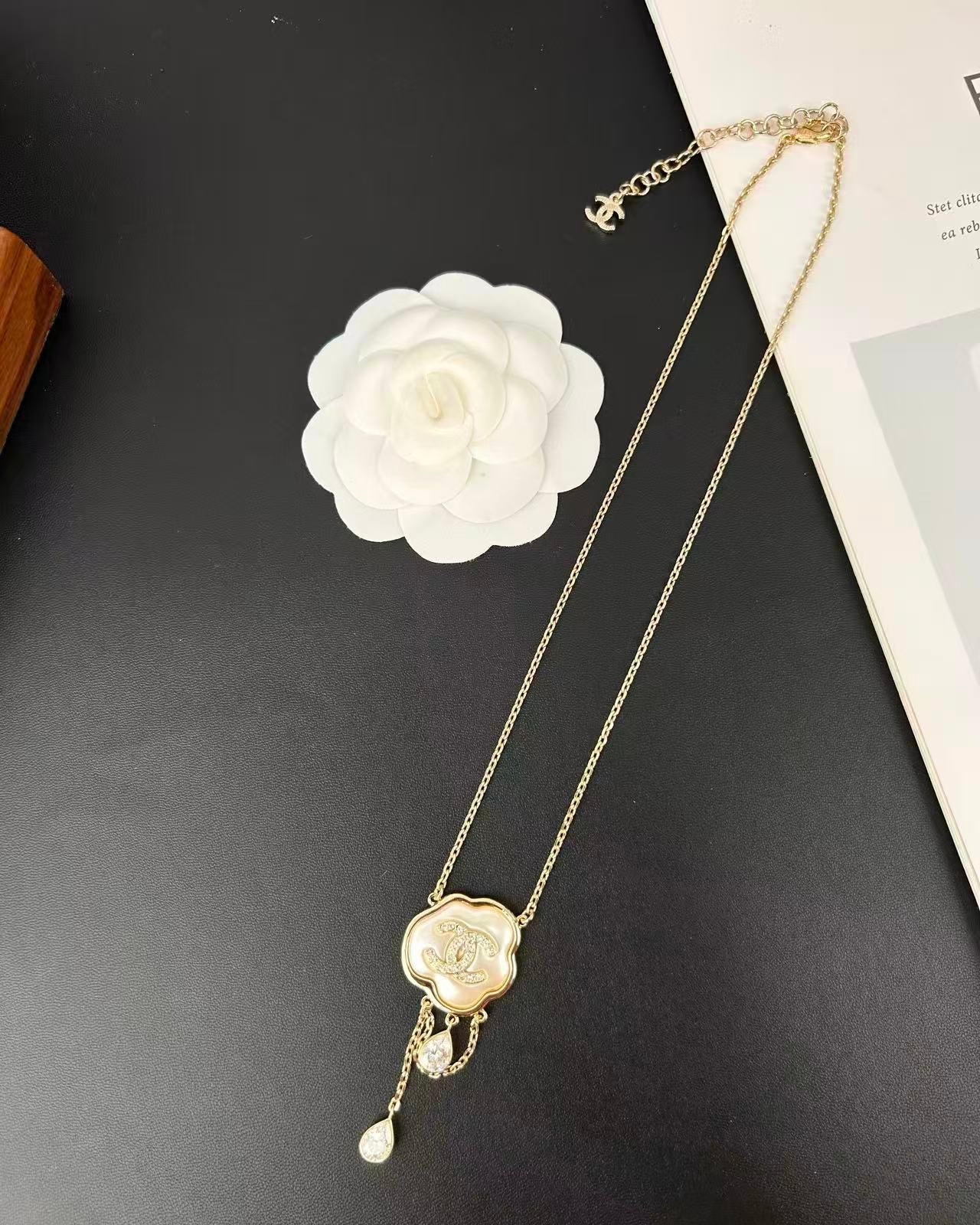 [Regal Gem]Cloud Pearl Mother-of-Pearl Diamond Chain Pendant Necklace