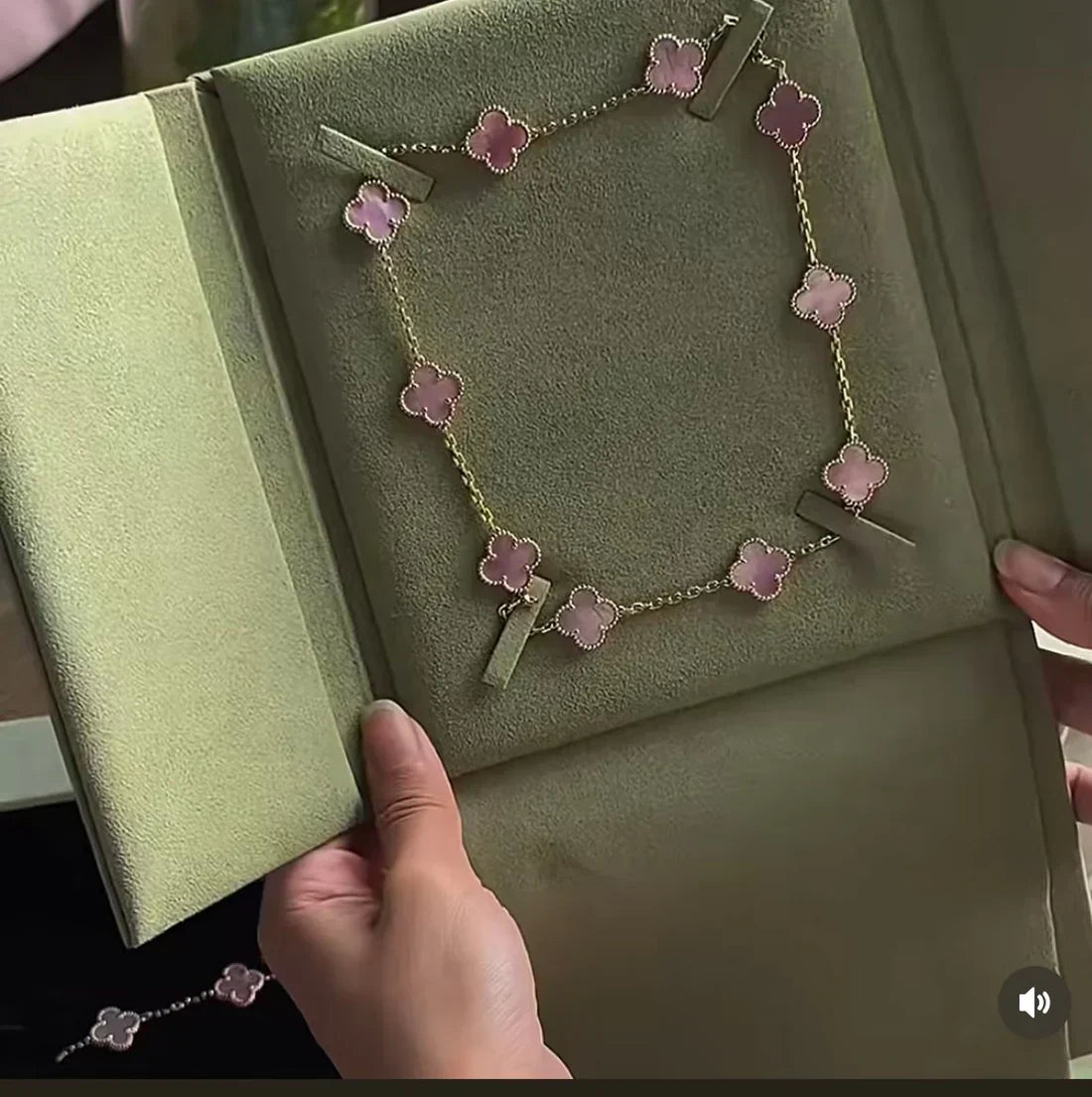 [Regal Gem Jewellery] Pink Necklace with Ten Clover Designs