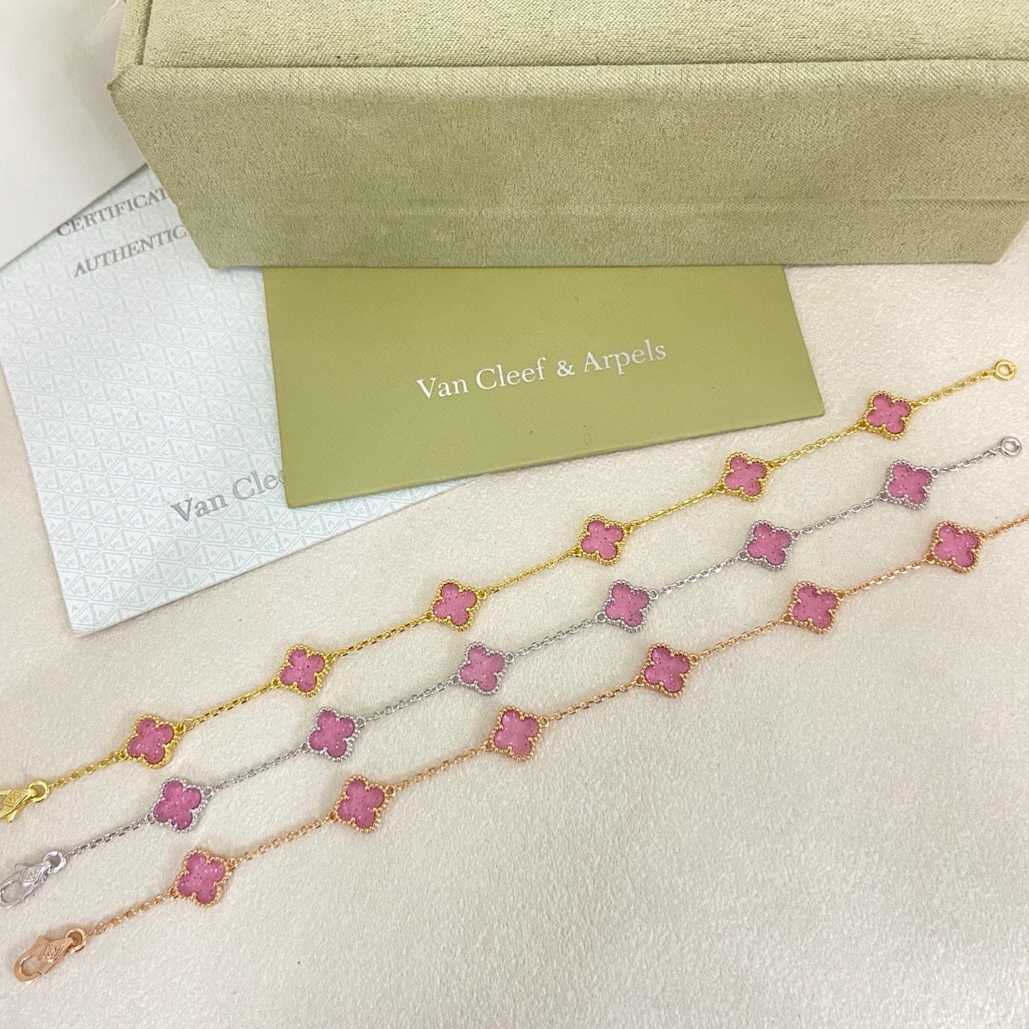 [Regal Gem]2026 NEW CLOVER 6 MOTIF BUBBLE PINK ENAMEL BRACELET