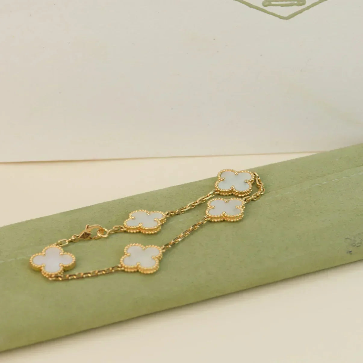 [Regal Gem]CLOVER WHITE PEARL MOP 5 MOTIF BRACELET COLLECTION
