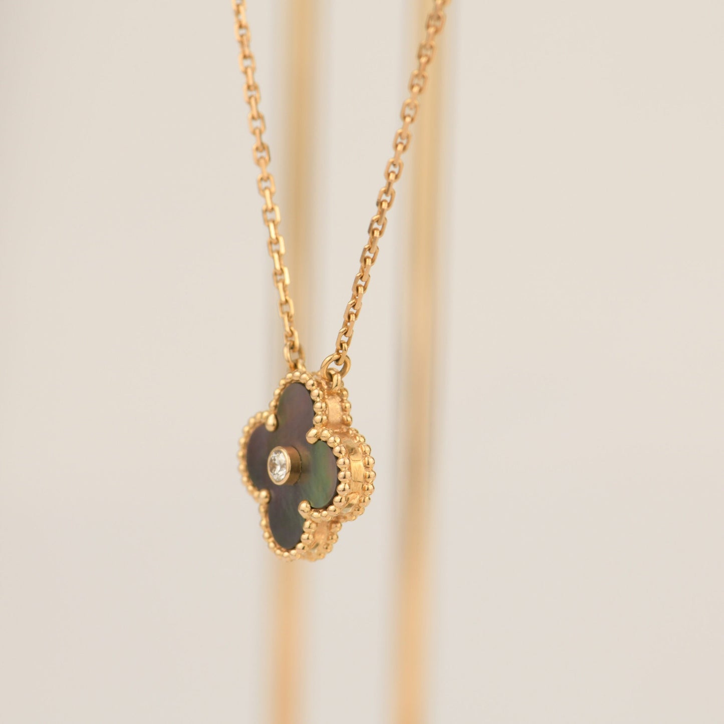 [Regal Gem]CLOVER 15MM DIAMOND AND MOTHER-OF-GREY NECKLACE
