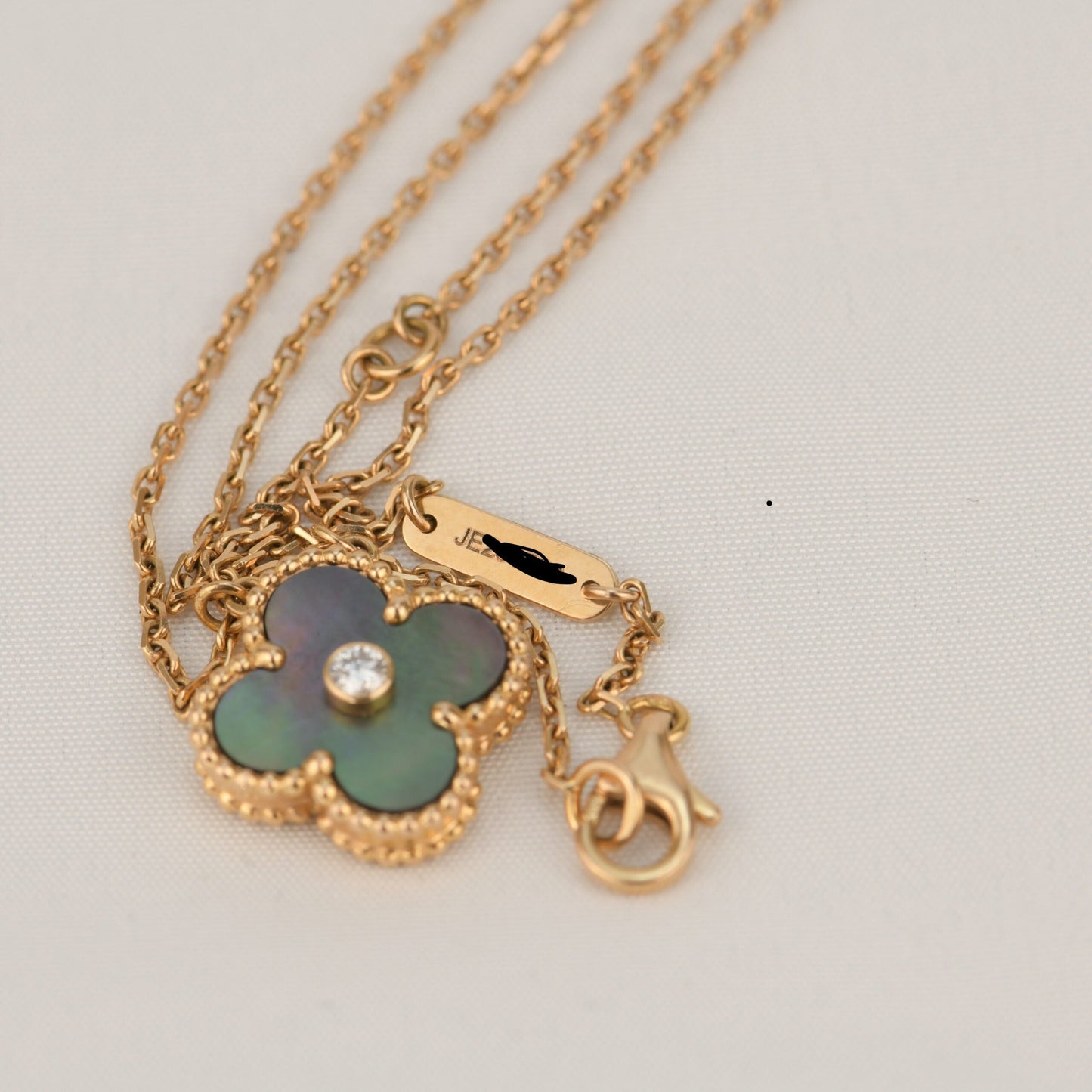 [Regal Gem]CLOVER 15MM DIAMOND AND MOTHER-OF-GREY NECKLACE