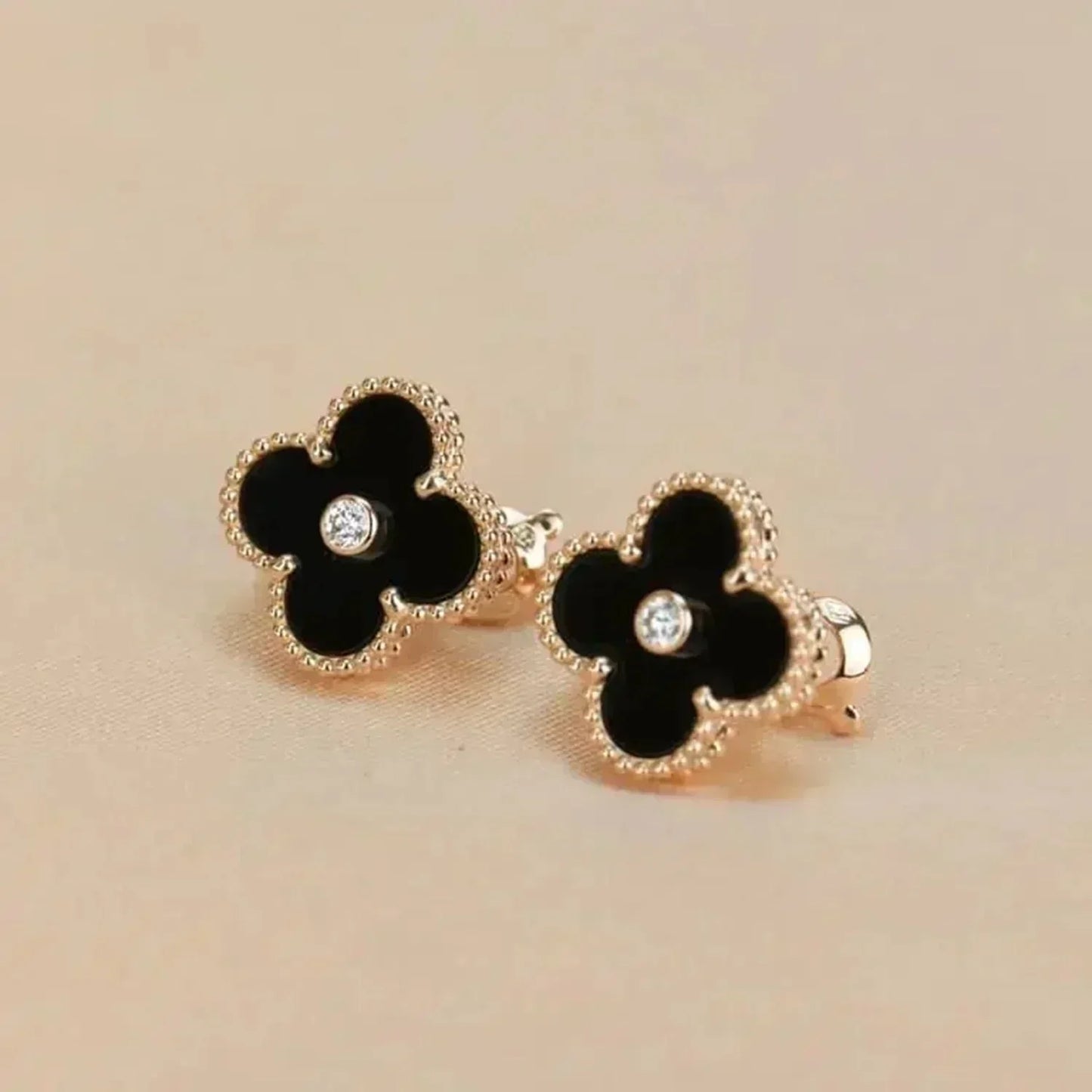 [Regal Gem]CLOVER MEDIUM 1 MOTIFS ONYX DIAMOND EARRINGS