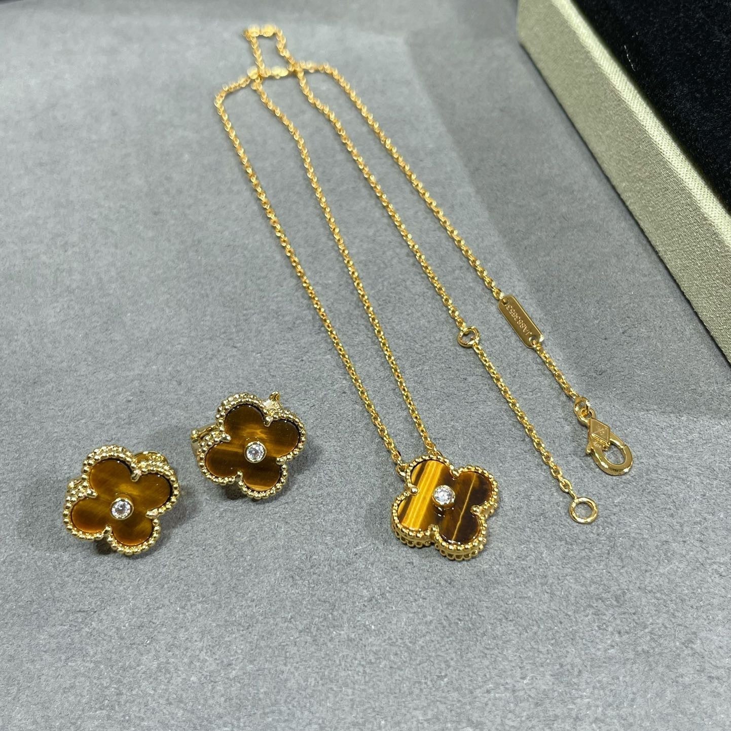 [Regal Gem]CLOVER 15MM DIAMOND AND YELLOW TIGER'S EYE AGATE necklace