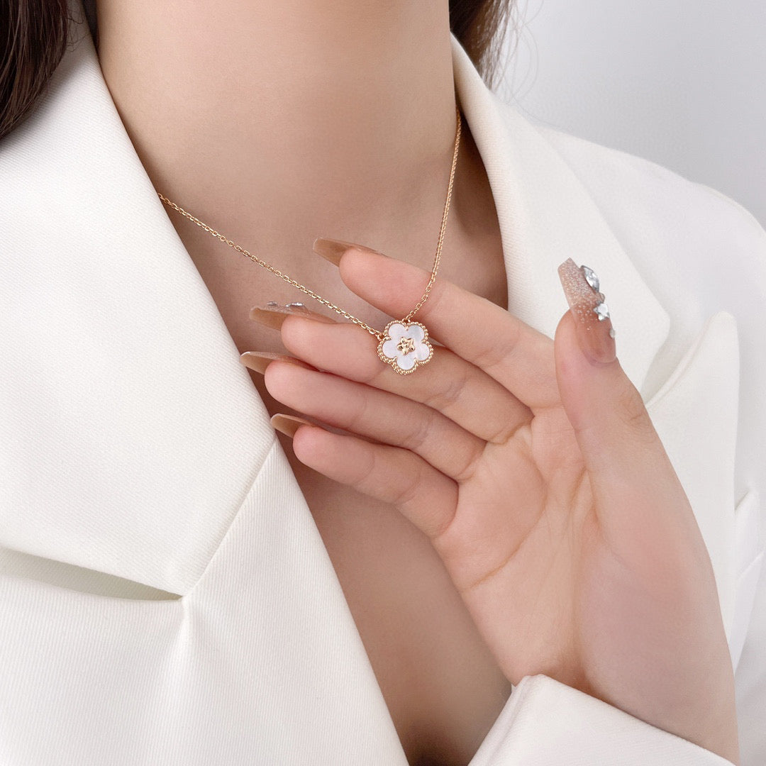 [Regal Gem]LUCKY  WHITE MOP  PLUM BLOSSOM NECKLACE