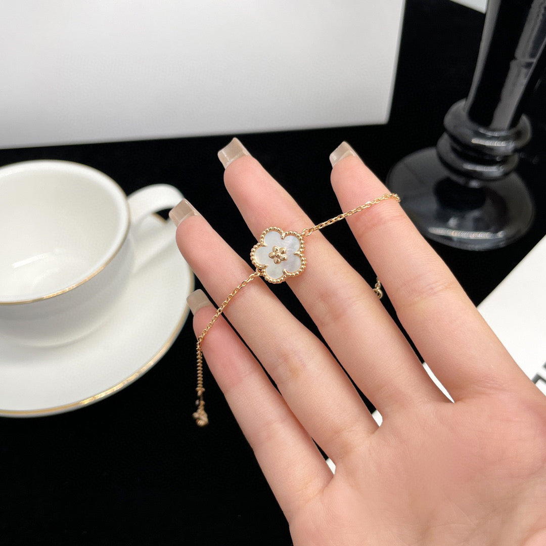 [Regal Gem]LUCKY  WHITE MOP  PLUM BLOSSOM NECKLACE