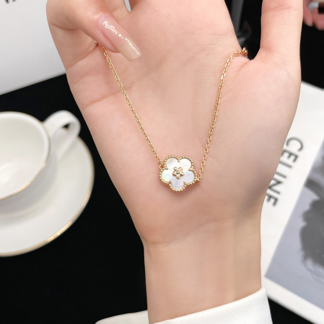 [Regal Gem]LUCKY WHITE MOP PLUM BLOSSOM  BRACELET