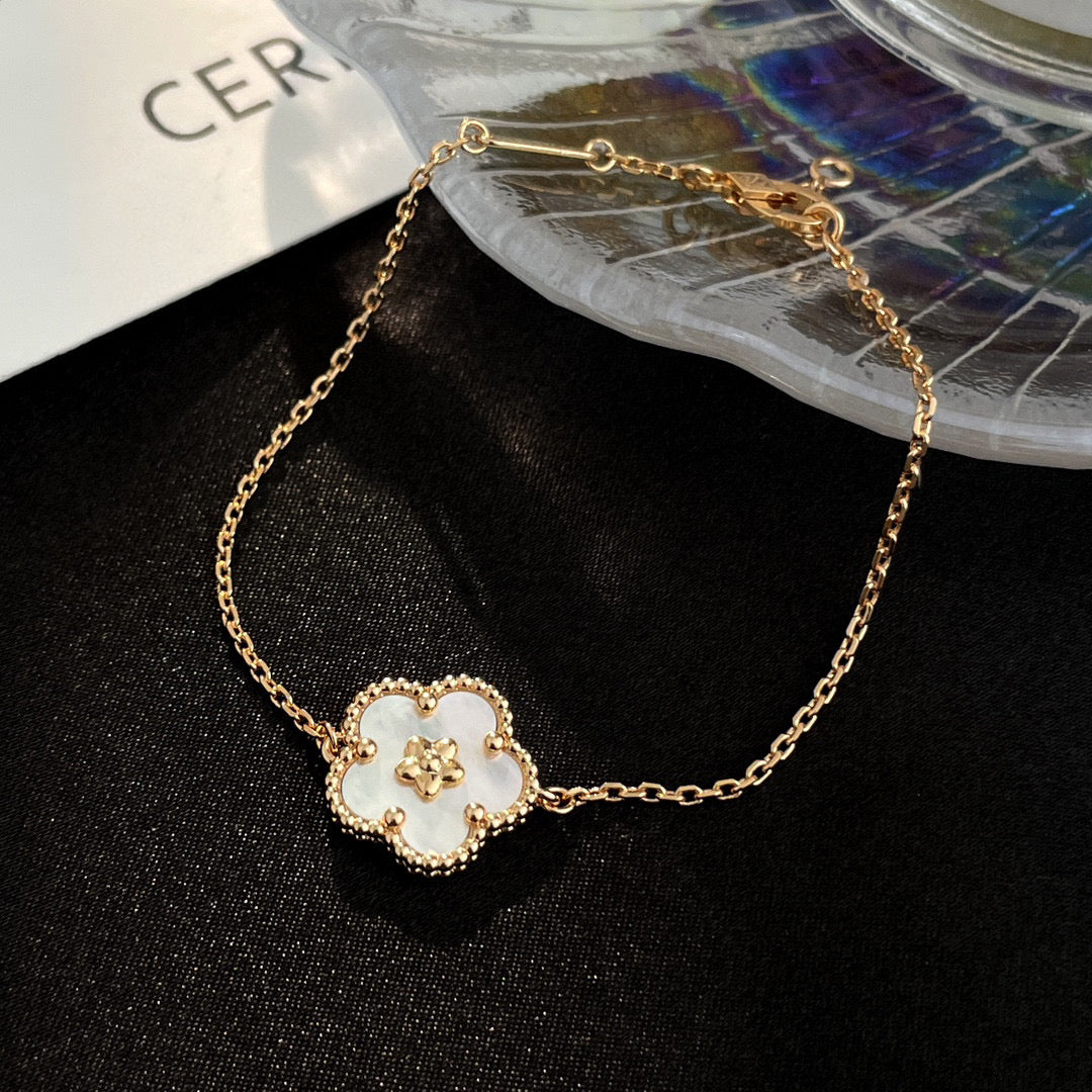 [Regal Gem]LUCKY WHITE MOP PLUM BLOSSOM  BRACELET