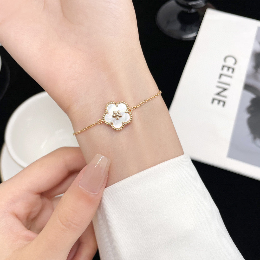 [Regal Gem]LUCKY WHITE MOP PLUM BLOSSOM  BRACELET