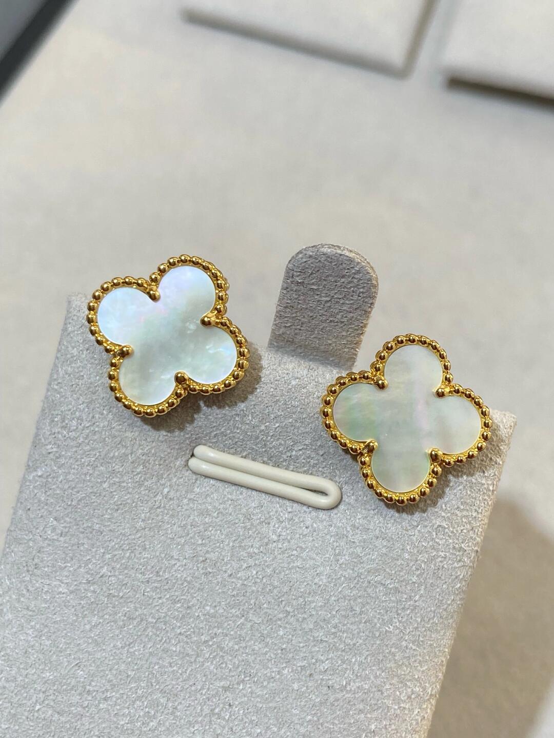 [Regal Gem] CLOVER LARGE (20mm) 1 MOTIFS WHITE MOP STUD EARRINGS