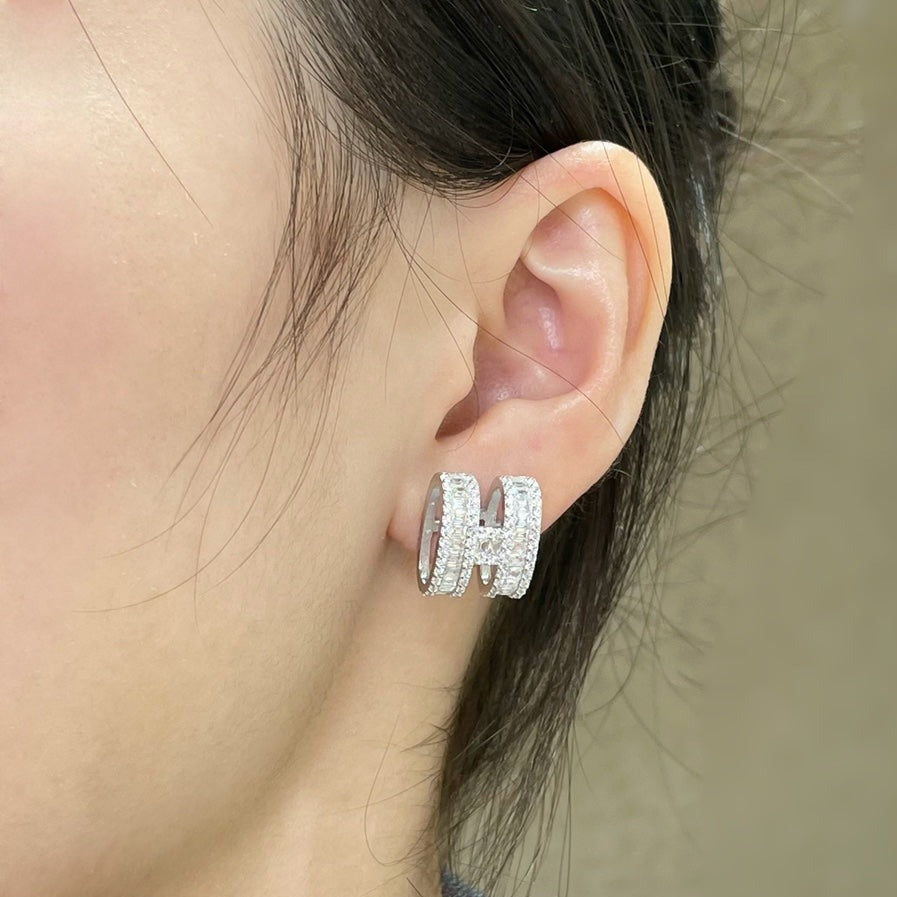 [Regal Gem]H STUD EARRINGS WITH SILVER DIAMONDS