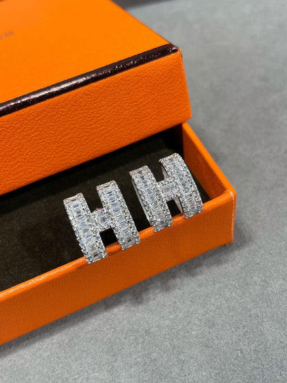 [Regal Gem]H STUD EARRINGS WITH SILVER DIAMONDS