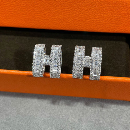 [Regal Gem]H STUD EARRINGS WITH SILVER DIAMONDS