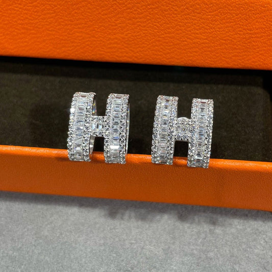 [Regal Gem]H STUD EARRINGS WITH SILVER DIAMONDS