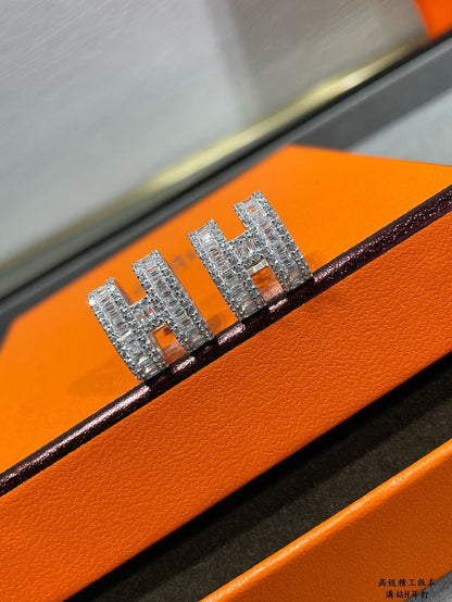 [Regal Gem]H STUD EARRINGS WITH SILVER DIAMONDS