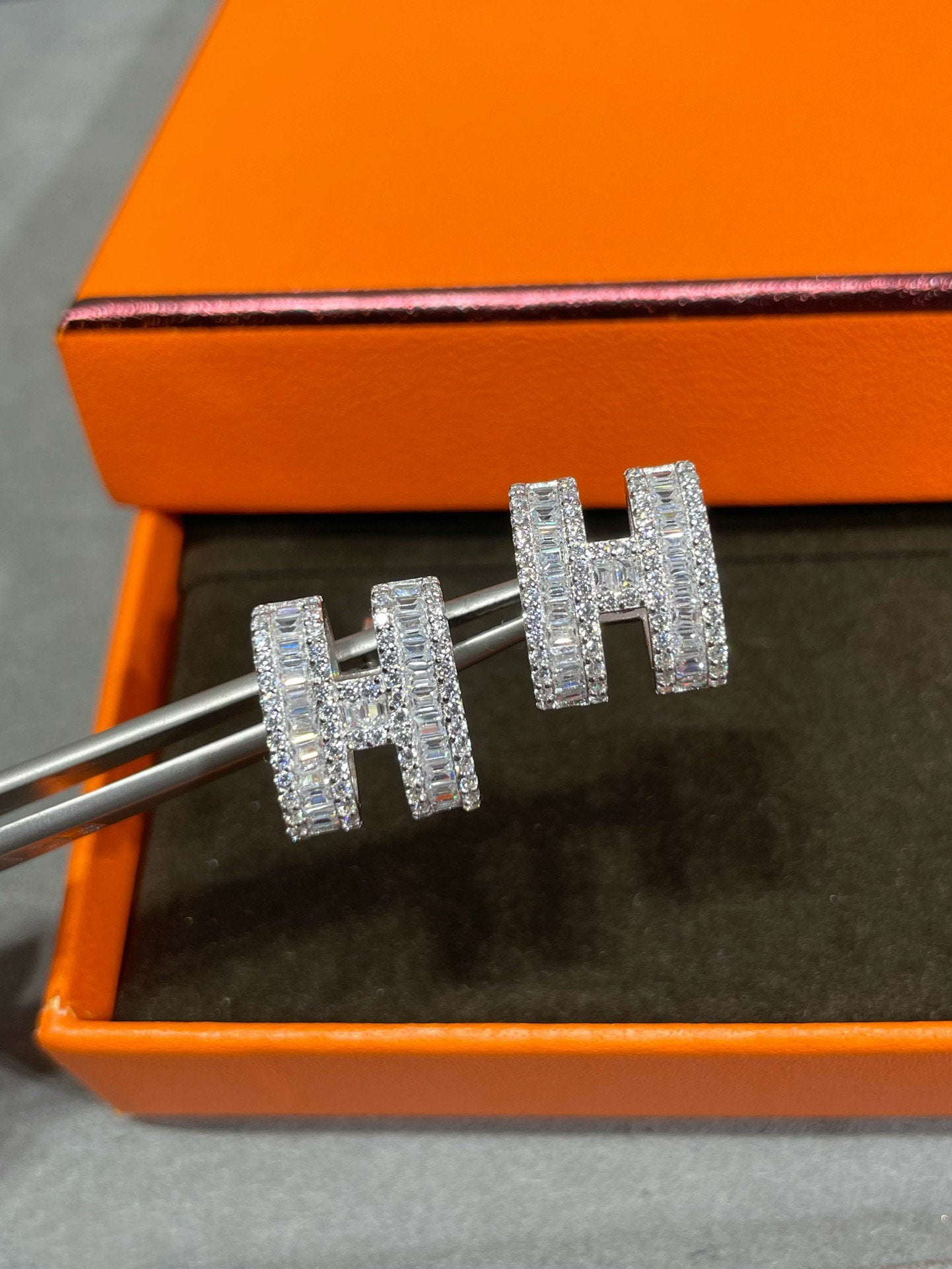 [Regal Gem]H STUD EARRINGS WITH SILVER DIAMONDS