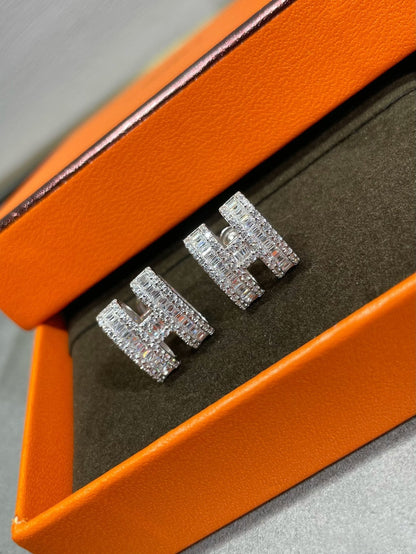 [Regal Gem]H STUD EARRINGS WITH SILVER DIAMONDS