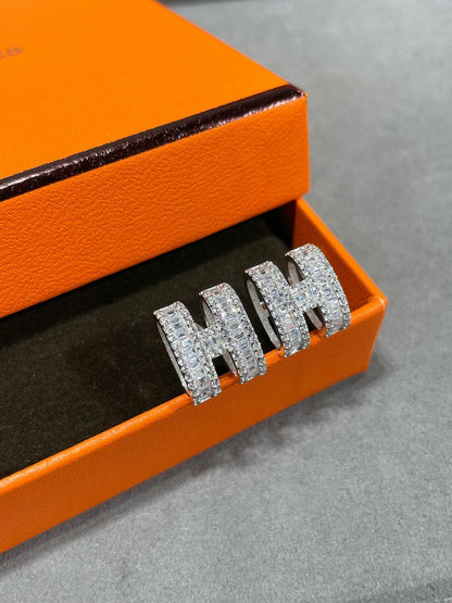 [Regal Gem]H STUD EARRINGS WITH SILVER DIAMONDS