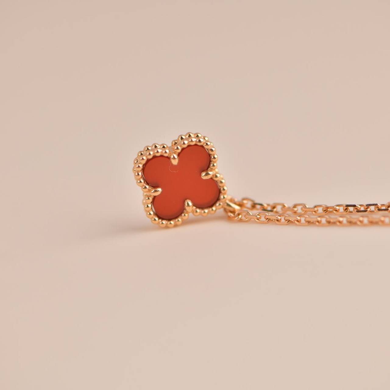 [Regal Gem]CLOVER MINI 9.5MM WHITE CARNELIANS NECKLACE