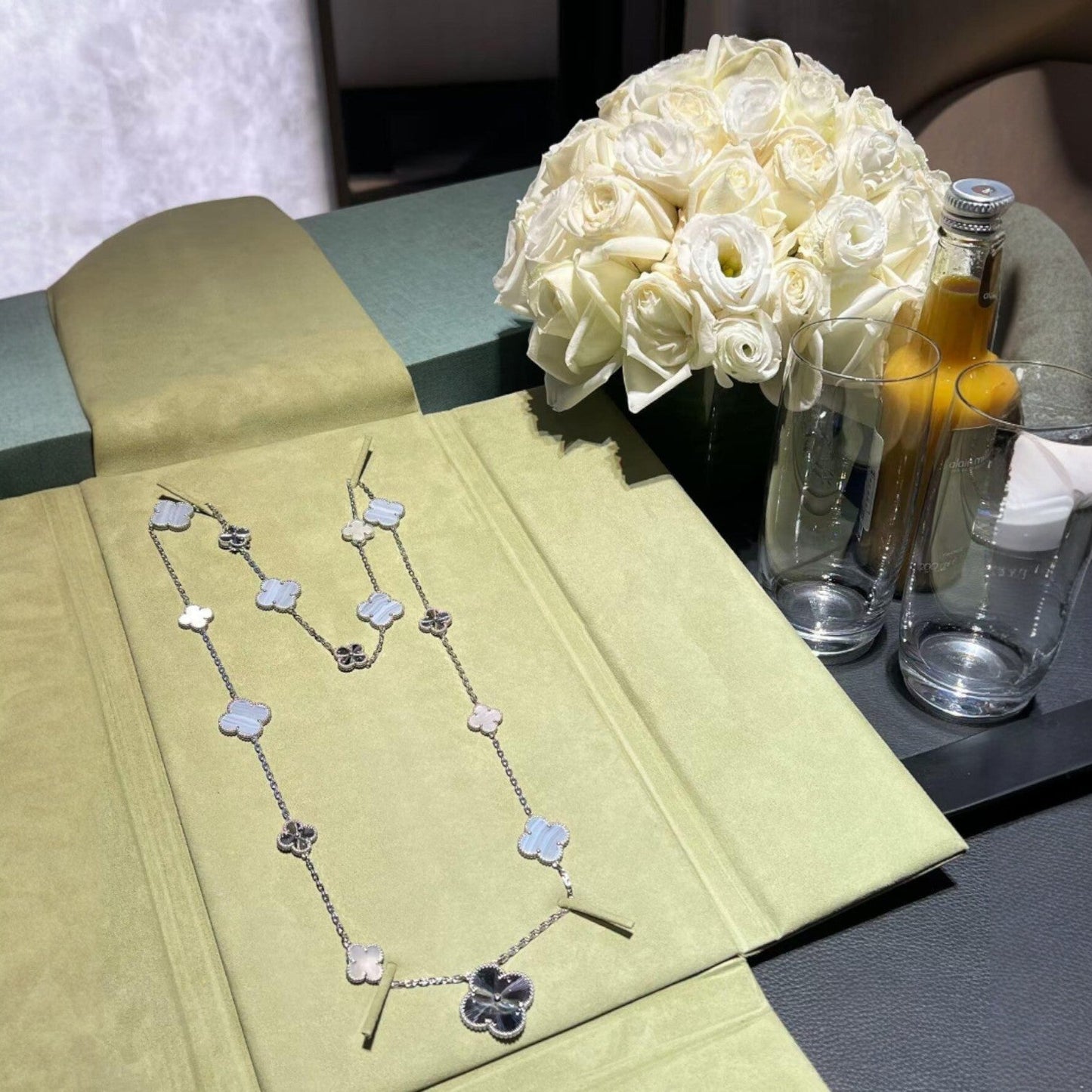 [Regal Gem]DETACHABLE CLOVER 15(11+4) FLOWER SILVER NECKLACE SET