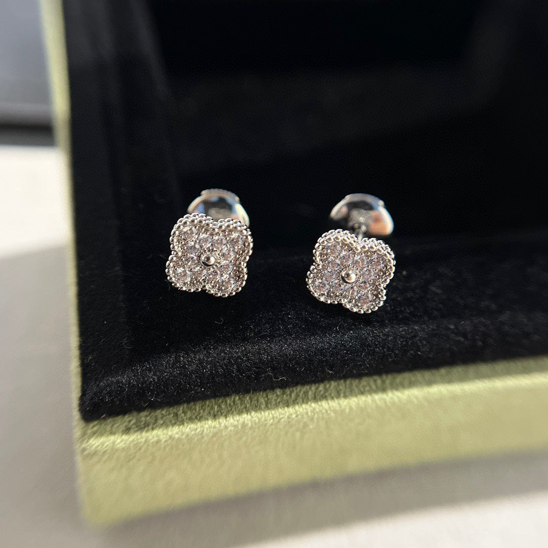 [Regal Gem]CLOVER MINI DIAMOND STUD EARRINGS