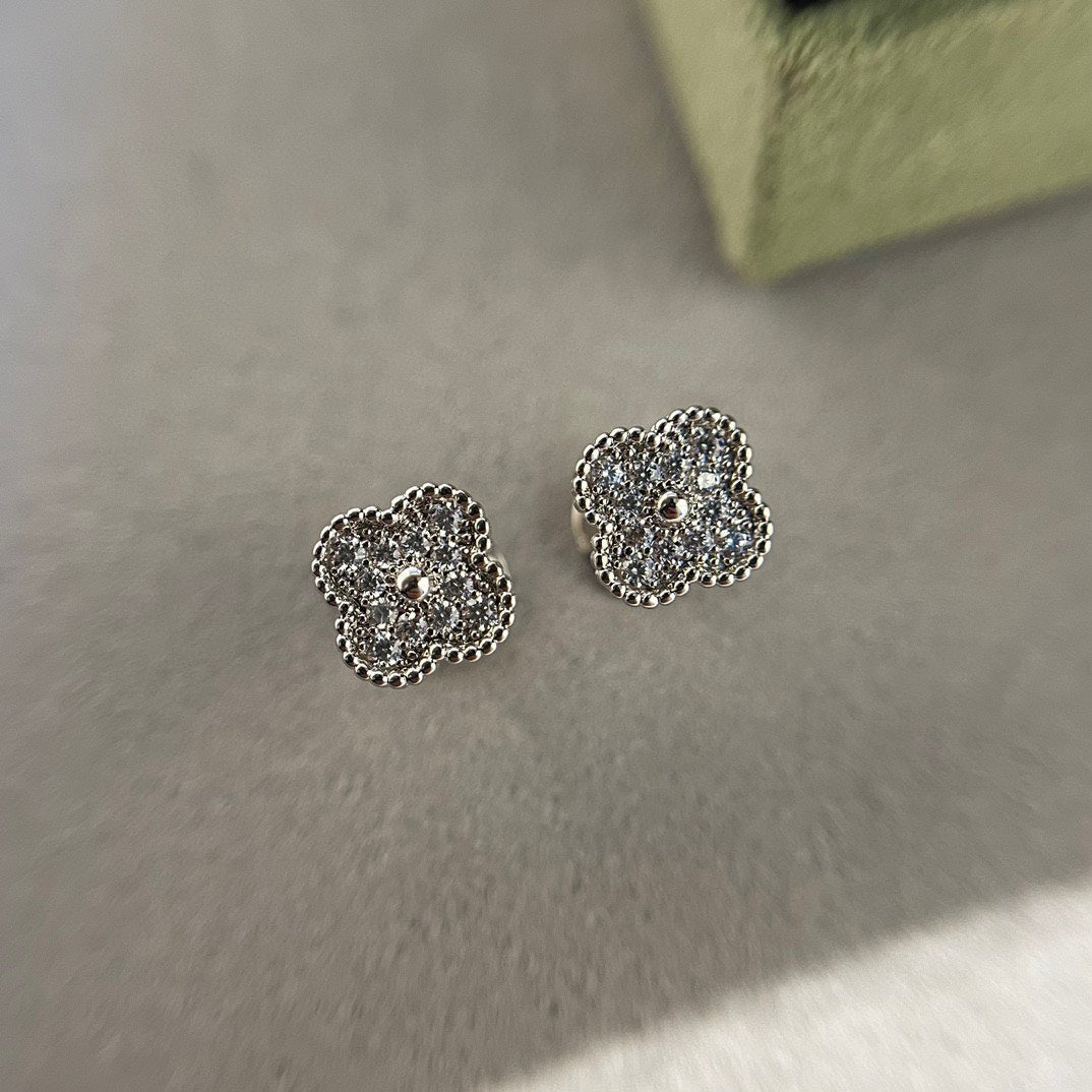 [Regal Gem]CLOVER MINI DIAMOND STUD EARRINGS