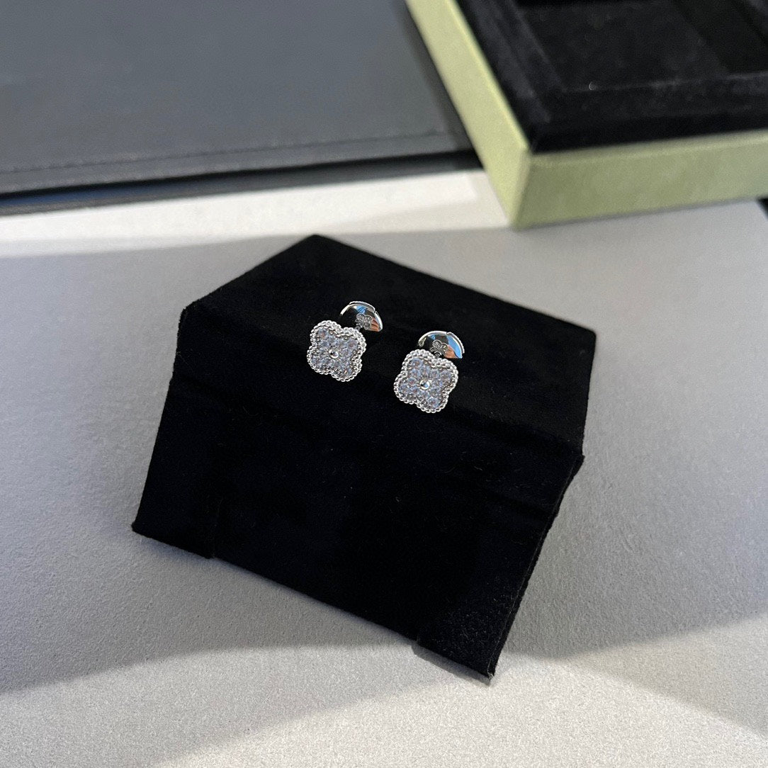 [Regal Gem]CLOVER MINI DIAMOND STUD EARRINGS