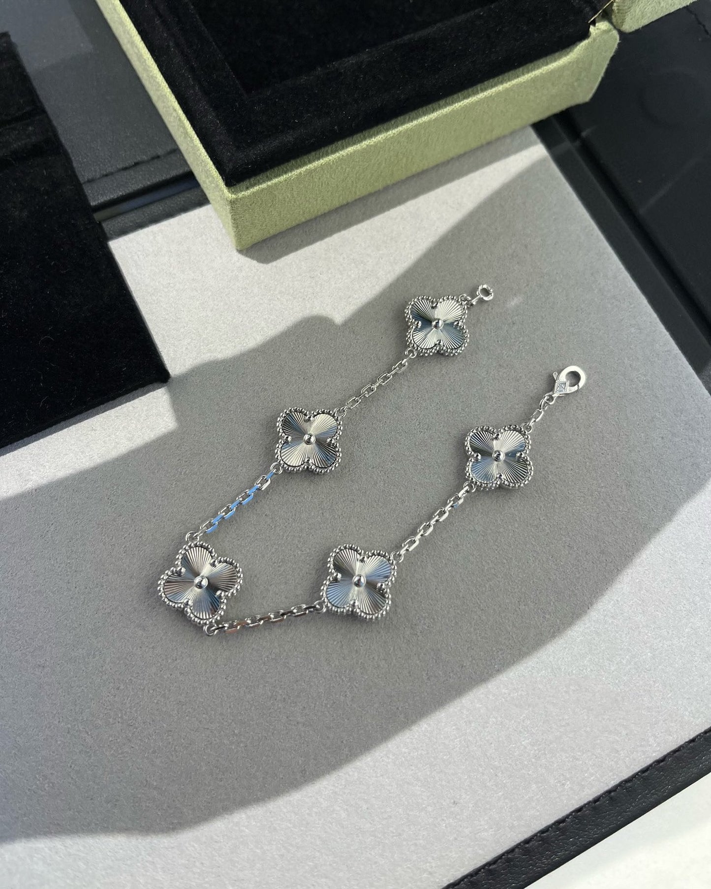 [Regal Gem] CLOVER 5 MOTIF LASER BRACELET COLLECTION